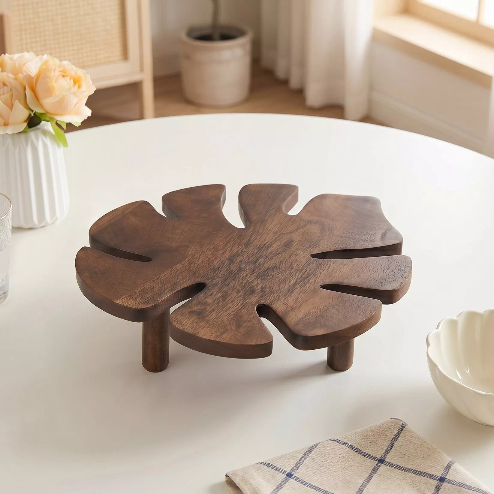Nero Monstera Leaf Mango Wood Riser