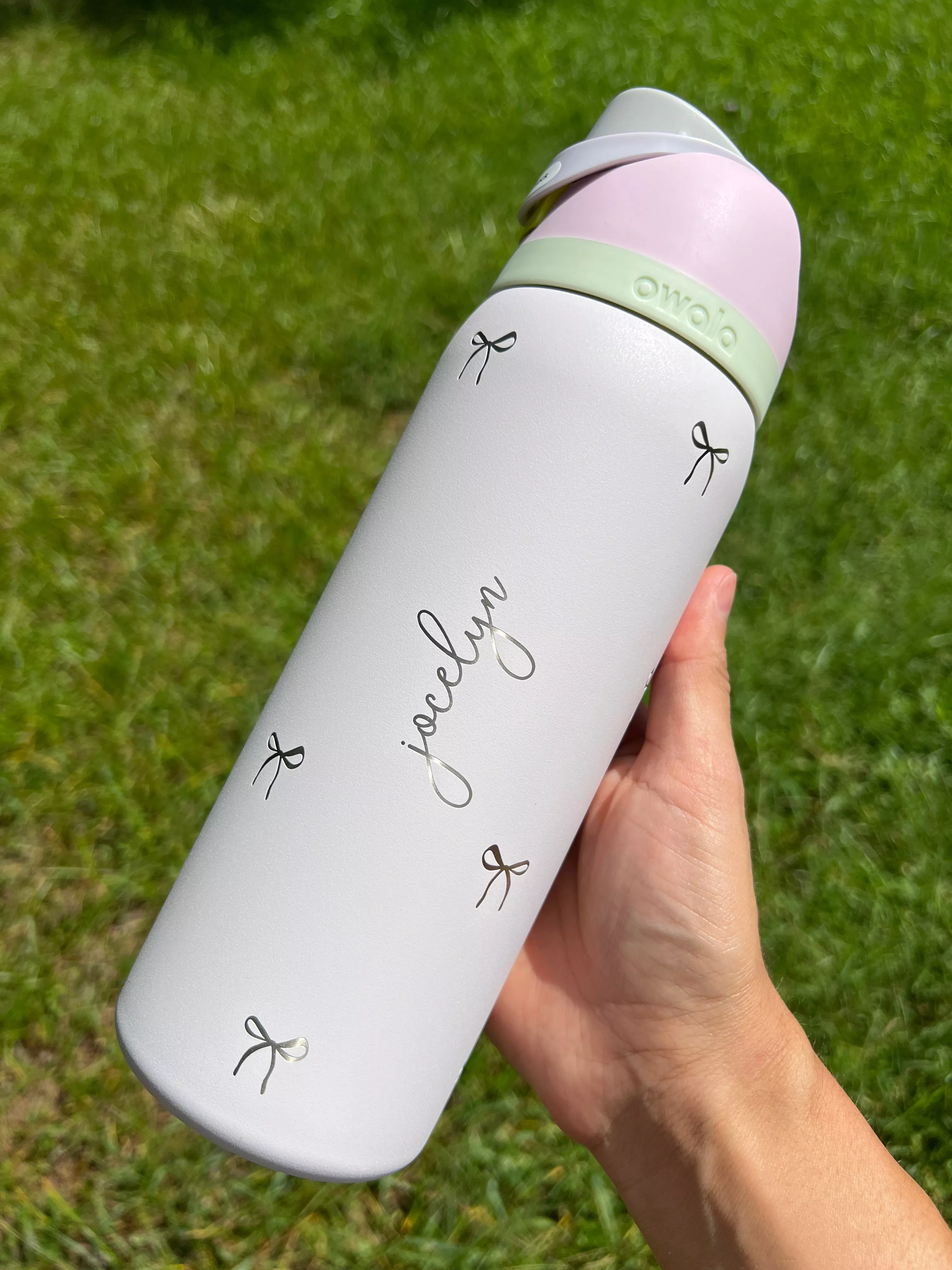 Personalized Bow Pattern Owala 32oz Freesip Water Bottle