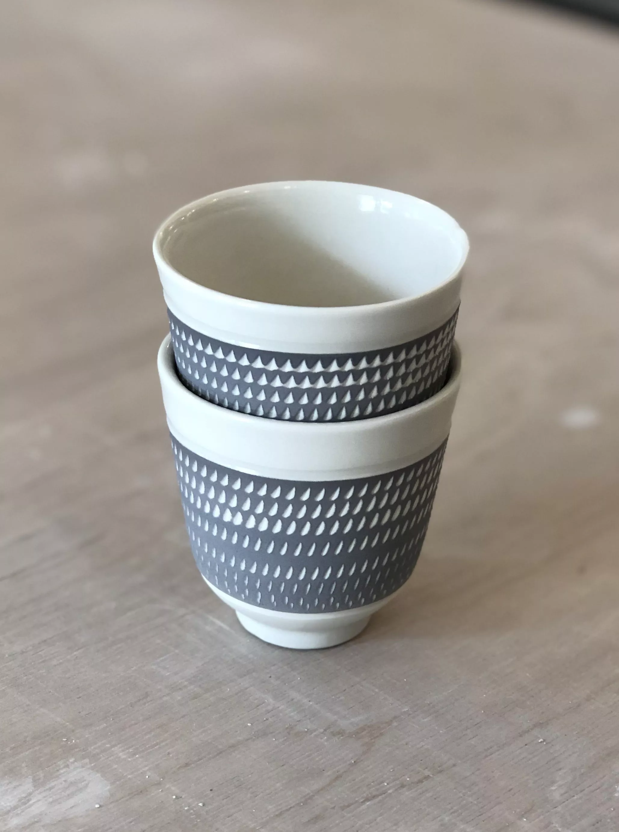 Porcelain cup with chattering decoration / Gray