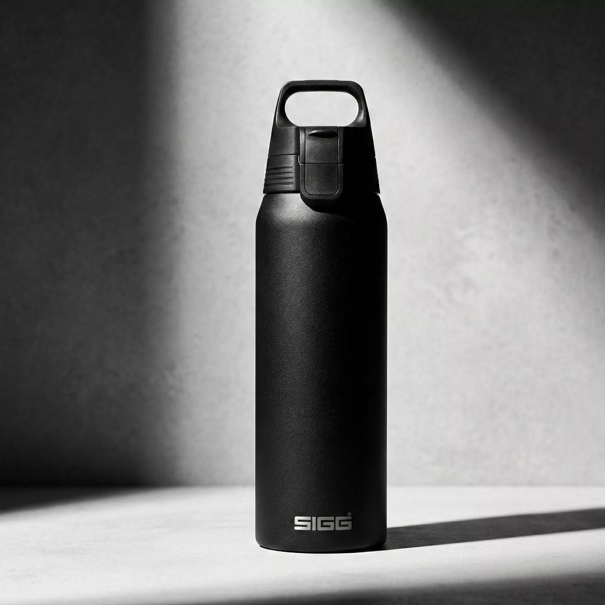 Termoss SIGG Shield Therm ONE 1L melns nersjoais trauds